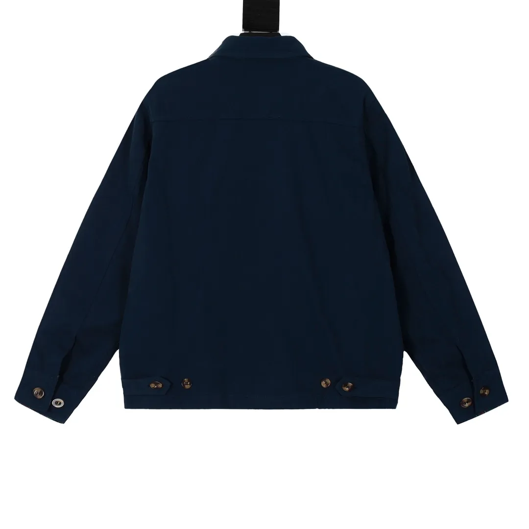 P306 💰Ralph Lauren/Ralph Lauren American vintage classic lapel old cadre retro jacket. Classic design. Timeless classic. The cotton fabric is thick and wide, showing a sense of vintage. The collar and cuffs are decorated with colorful plaid. It looks good on both men and women. Wear it as comfortable as you want. It focuses on relaxed retro YYDS. One piece for both men and women. An indispensable piece for autumn and winter. The most popular jacket at the moment. One hundred percent cotton twill is thick and thick, ⚠️correctly spaced red and green plaid lining, imported high-density embroidery. The Harrington jacket has a loose fit, is short and fat, and is super versatile. It is a clean fit and is suitable for both men and women. Color: Khaki Navy Black Size: M-XXL Size Length Bust Sleeve Length Shoulder Width M 67 110 61 L 68 114 62 XL 70 118 63 2XL 72 122 64